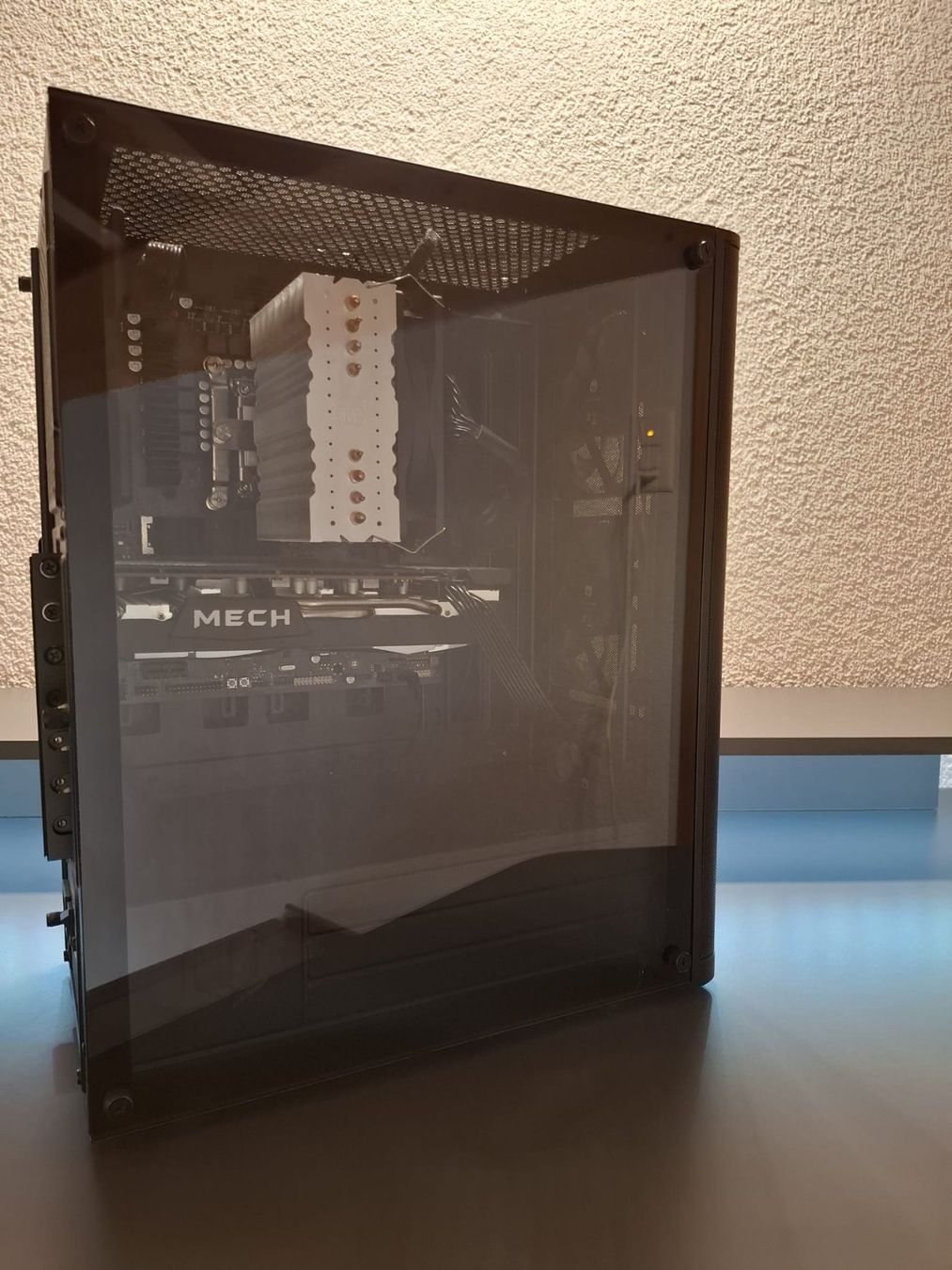 PC: Gaming PC inklusive Gaming Schreibtisch – Usato da Ulrichen venduto da keks08 3