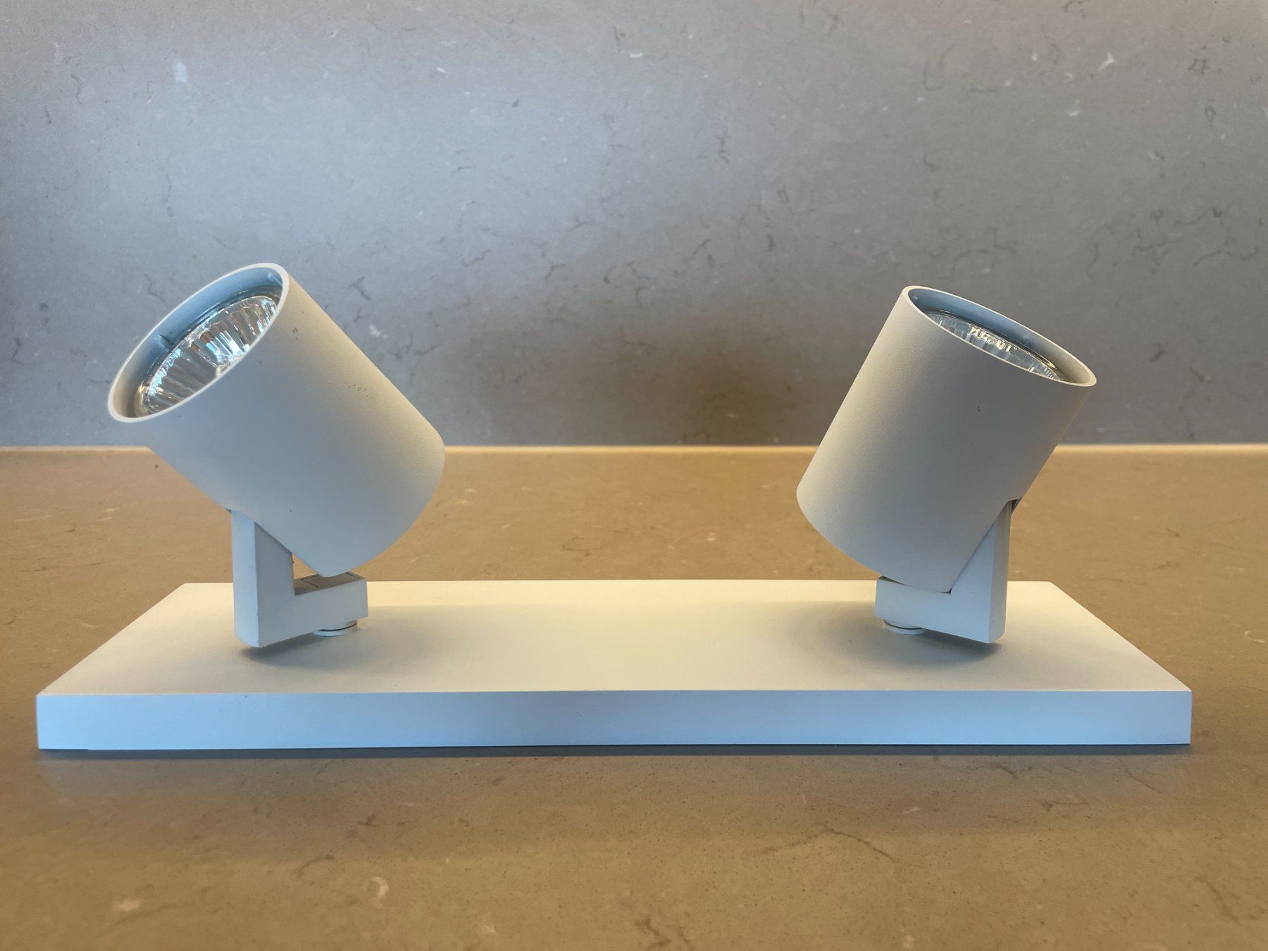 Lustres & lampes de plafonds: Massive Hiro Wand- u. Deckenstrahler 2 x 50 W – D'occasion à Kilchberg ZH par xelion 1