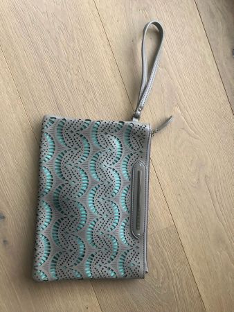Clutch von Sisley taupe/aqua NEU Ungebraucht