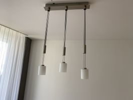 Moderne Hängelampe mit 3 Lampen.