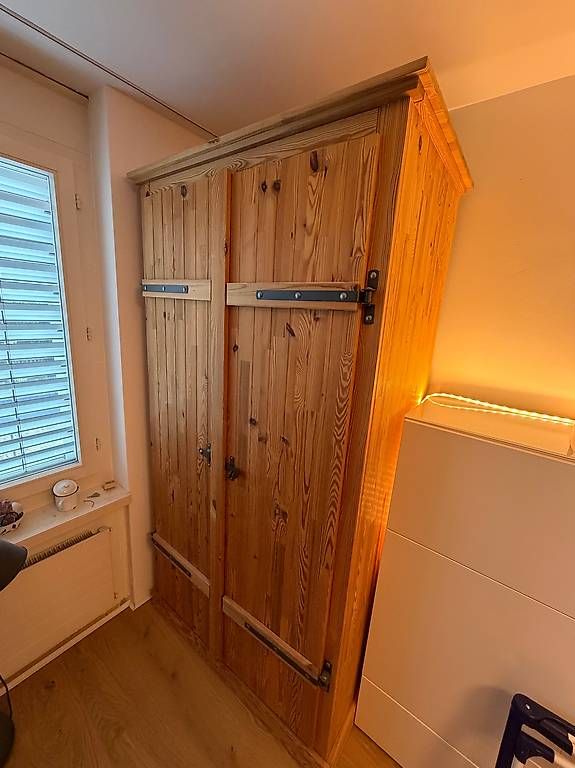 Ikea Armoires: Schöner Holzschrank massiv – D'occasion à Cham par men_898q 1