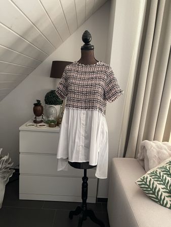 Chic Bouclé-Hemdblusenkleid