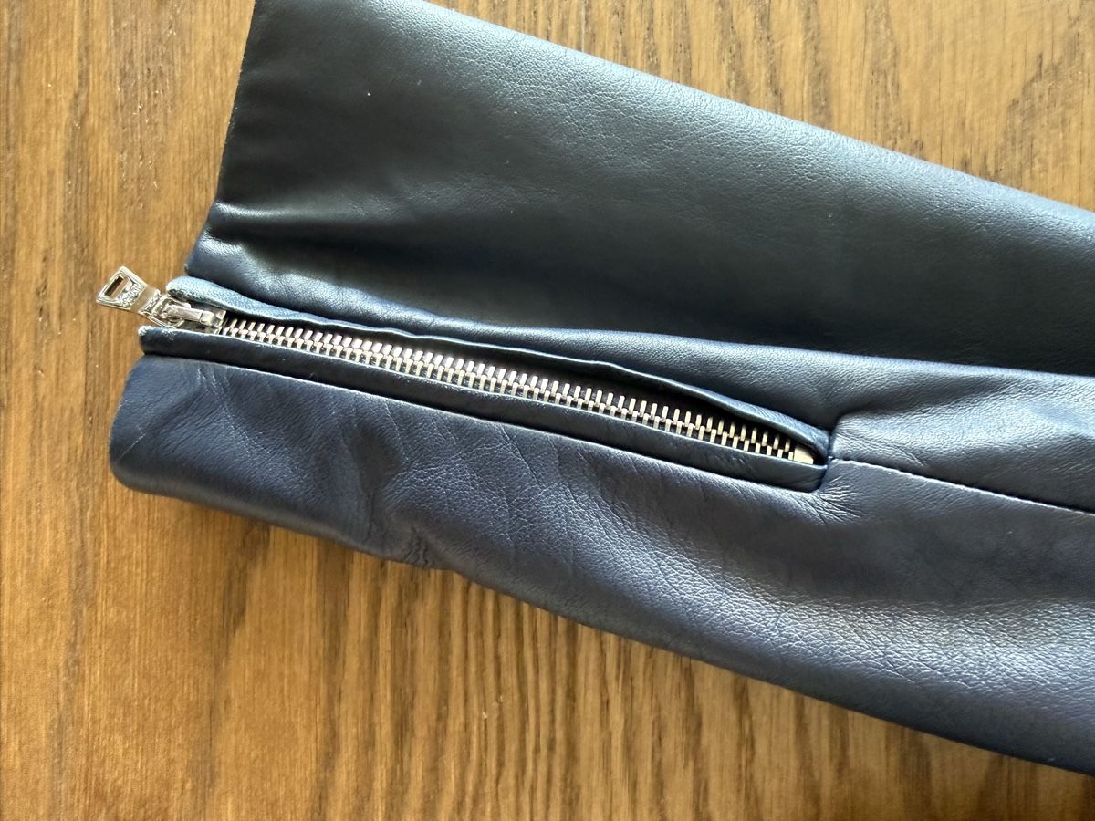 Prada Vestes: Neuwertige original Prada Lederjacke, Grösse IT 44 – Neuf (Voir description) à Zug par Serena_7500 6