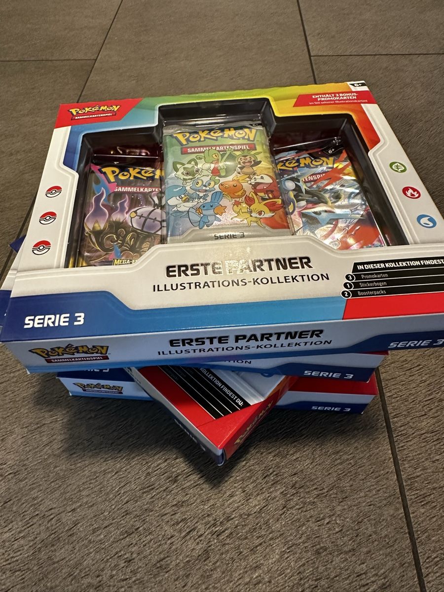 Pokémon Cartes à collectionner: Erste Partner Illustrations-Kollektion - Serie 3 - DE – Neuf avec emballage d'origine à Adligenswil par 3__S 2