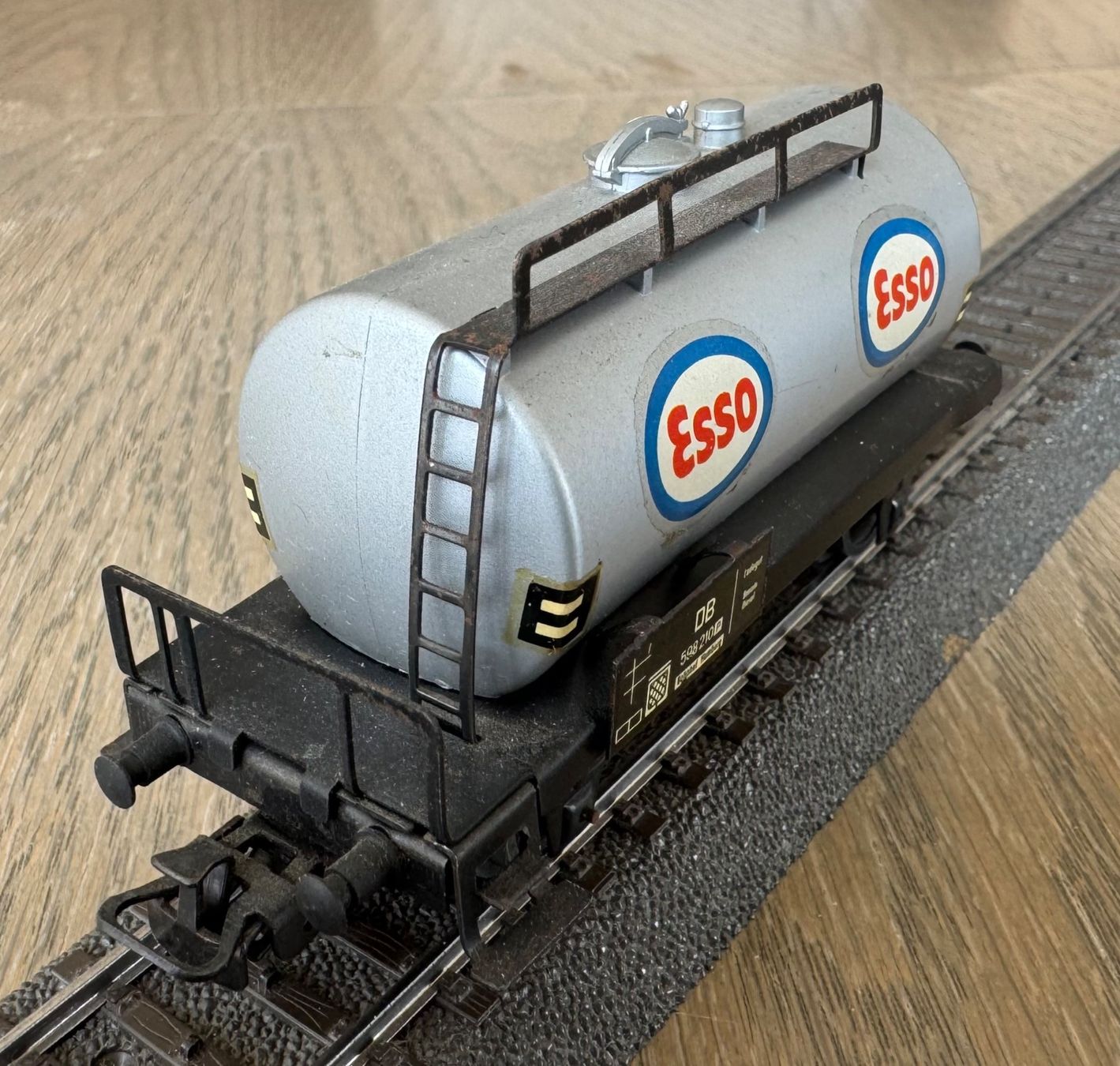 Märklin Modellini di ferrovie: silberner Kesselwagen ESSO; OVP – Usato da St. Moritz venduto da Manu7500 1