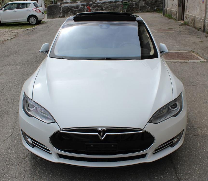 TESLA Model S 85 D Performance