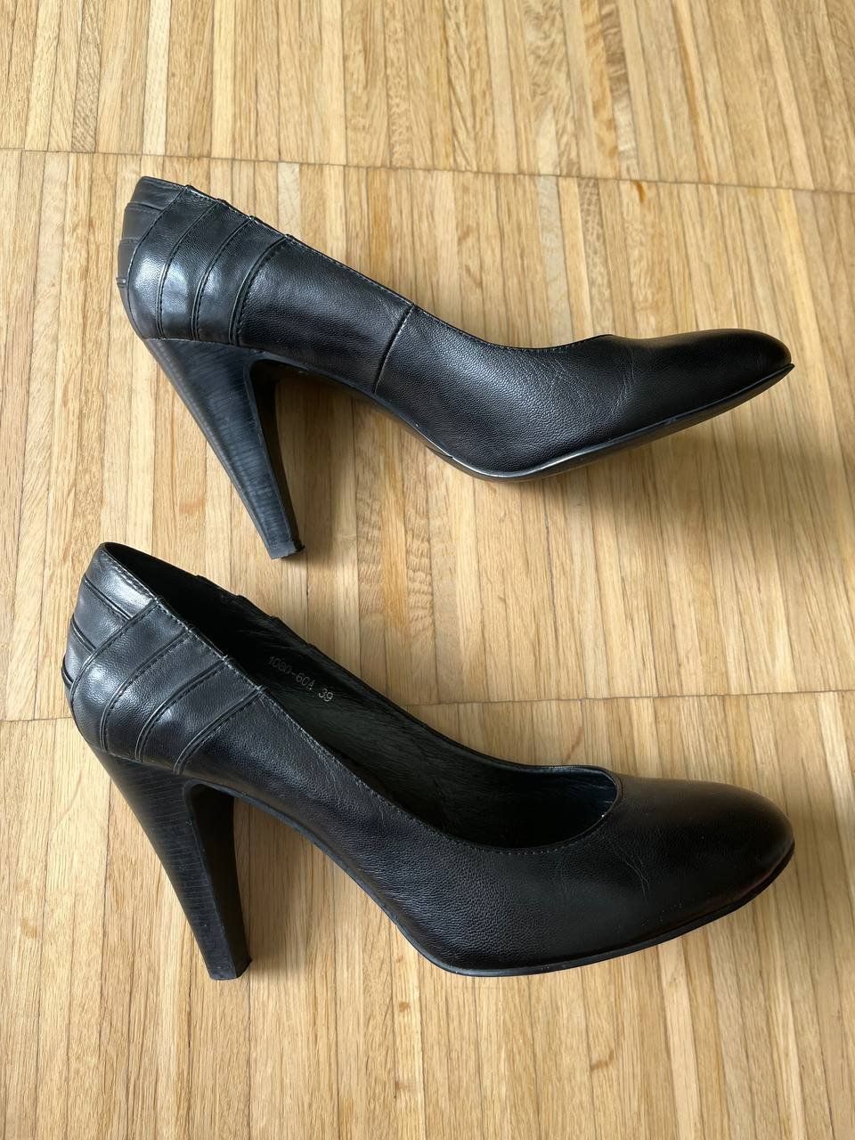 Scarpe da donna: Schwarze Leder Pumps, Grösse 39 – Usato da Schlieren venduto da con_hdp9 2