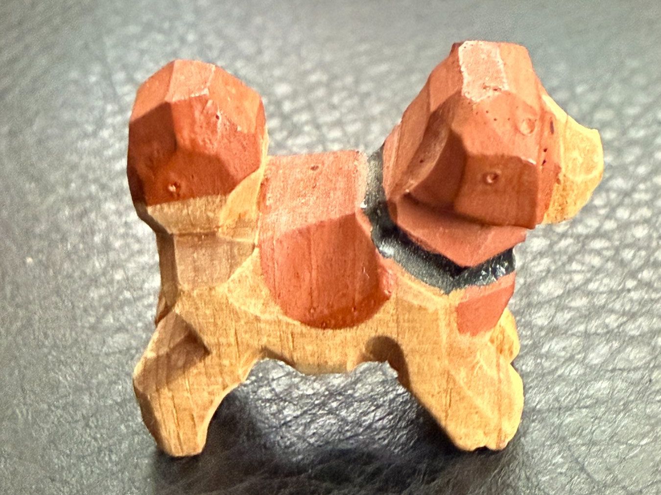 Statuette: kleiner Hund Holz  hangeschnitzt  Tierfigur – Usato da Subingen venduto da ArtBead 3