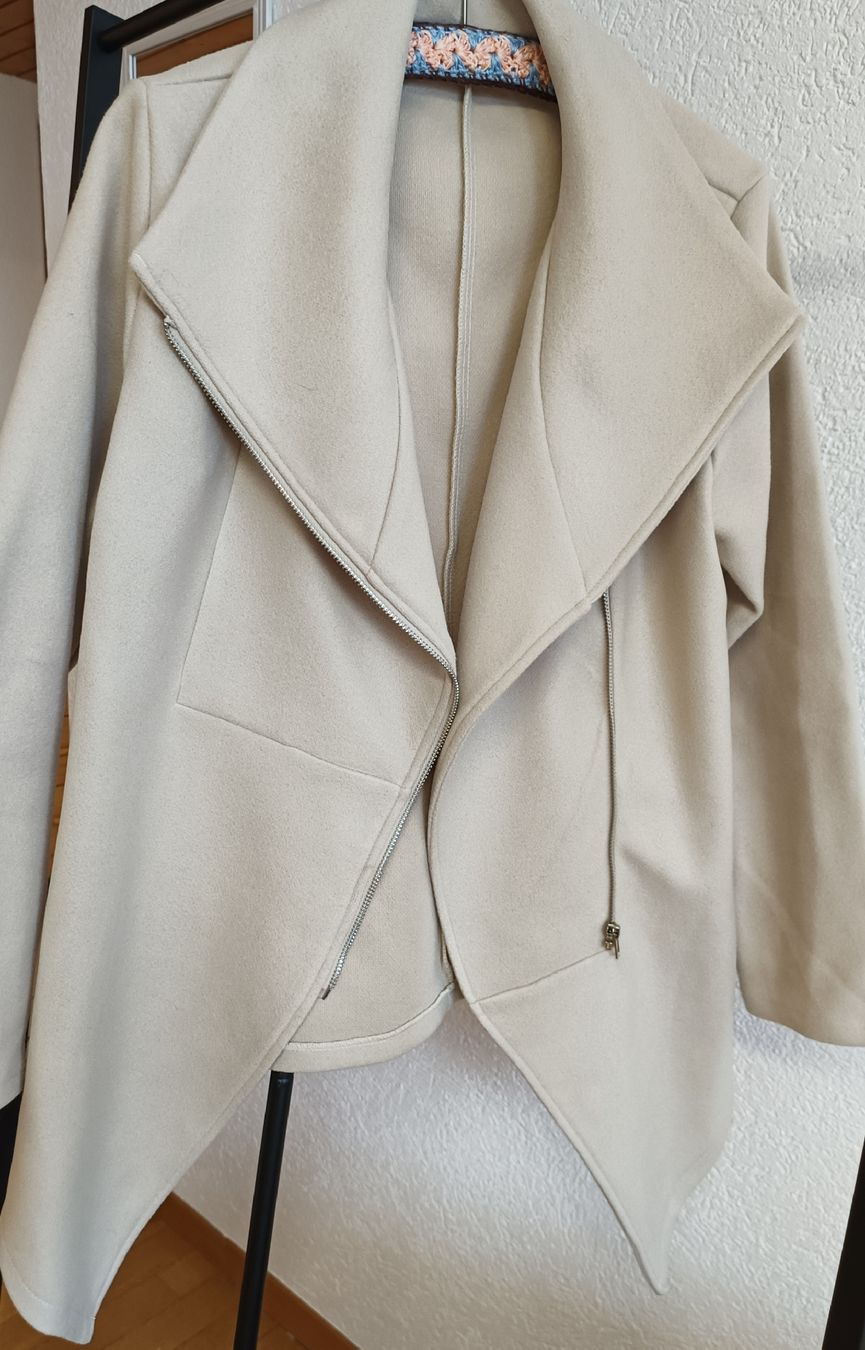 Giacche: Blazer beige asymétrique, taille 38. – Nuovo (secondo la descrizione) da Chermignon-Bas venduto da deb_vme 1