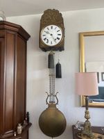 Wand Pendule mit Messinggehaeuse und Zifferblatt antiker Zus