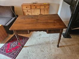 Bureau ancien en bois massif avec deux tiroirs.