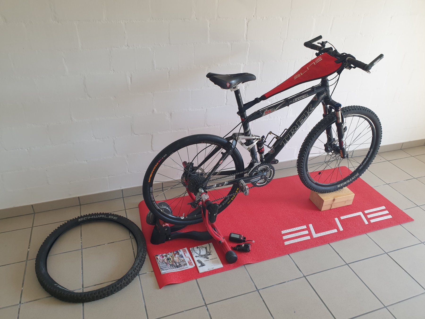 Hometrainer: Rollentrainer inklusive Mountainbike – Usato da Uznach venduto da marlenegebert