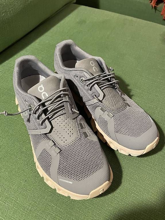 On Scarpe da uomo: NEU On Schuhe Cloud 5 - Grösse 37.5 – Nuovo (secondo la descrizione) da Zürich venduto da jul_d5bn 1
