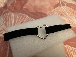 Schönes Schwarzes Halsband mit silberfarbenem Herz, 40 cm