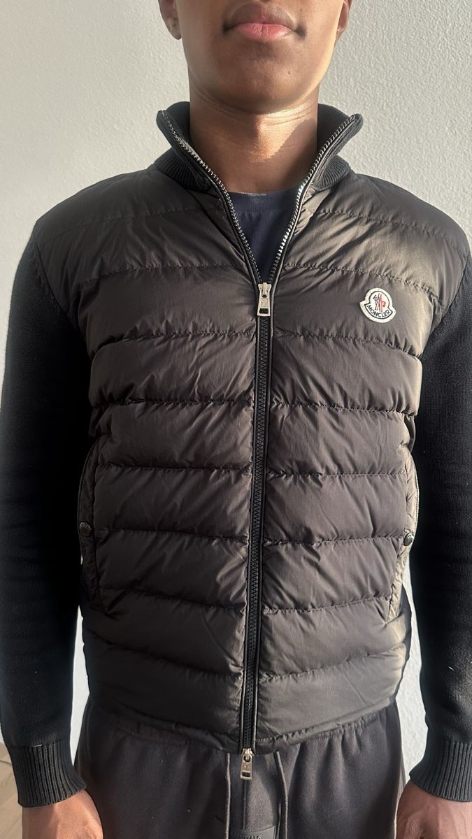 Moncler Giacche: Moncler Cardigan Schwarz – Usato da Kloten venduto da jahrellnicholai