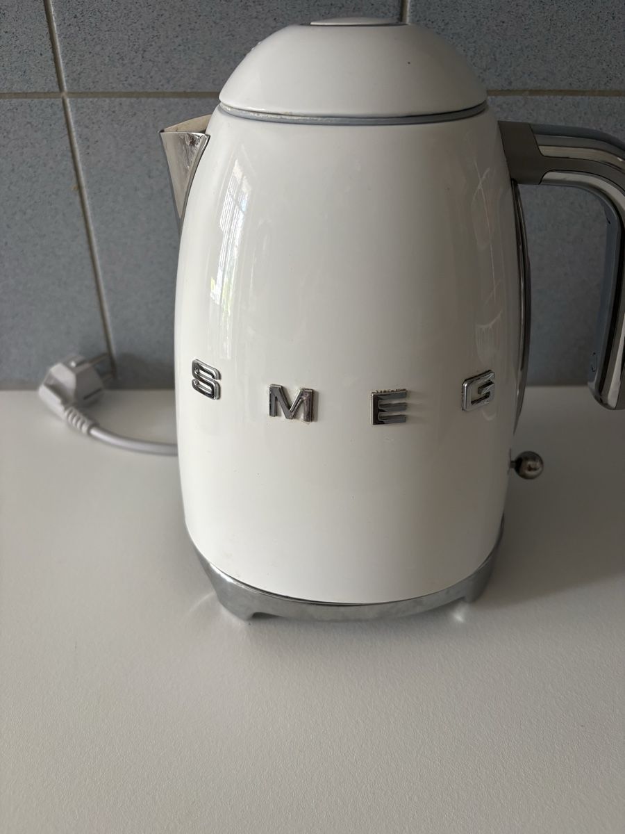 Smeg Bollitori: Bouilloire SMEG blanche prise française – Usato da Genève venduto da cec_6qrf 2