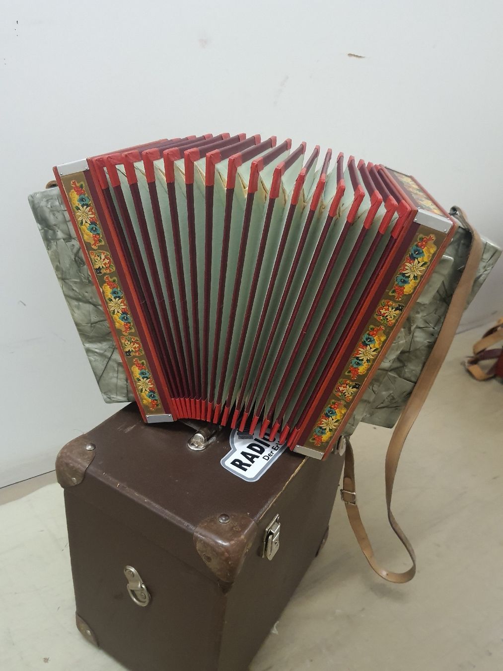 Strumenti musicali: schwyzerorgeli 8 basses – Usato da Pont-de-la-Morge venduto da Mirabelle0 7