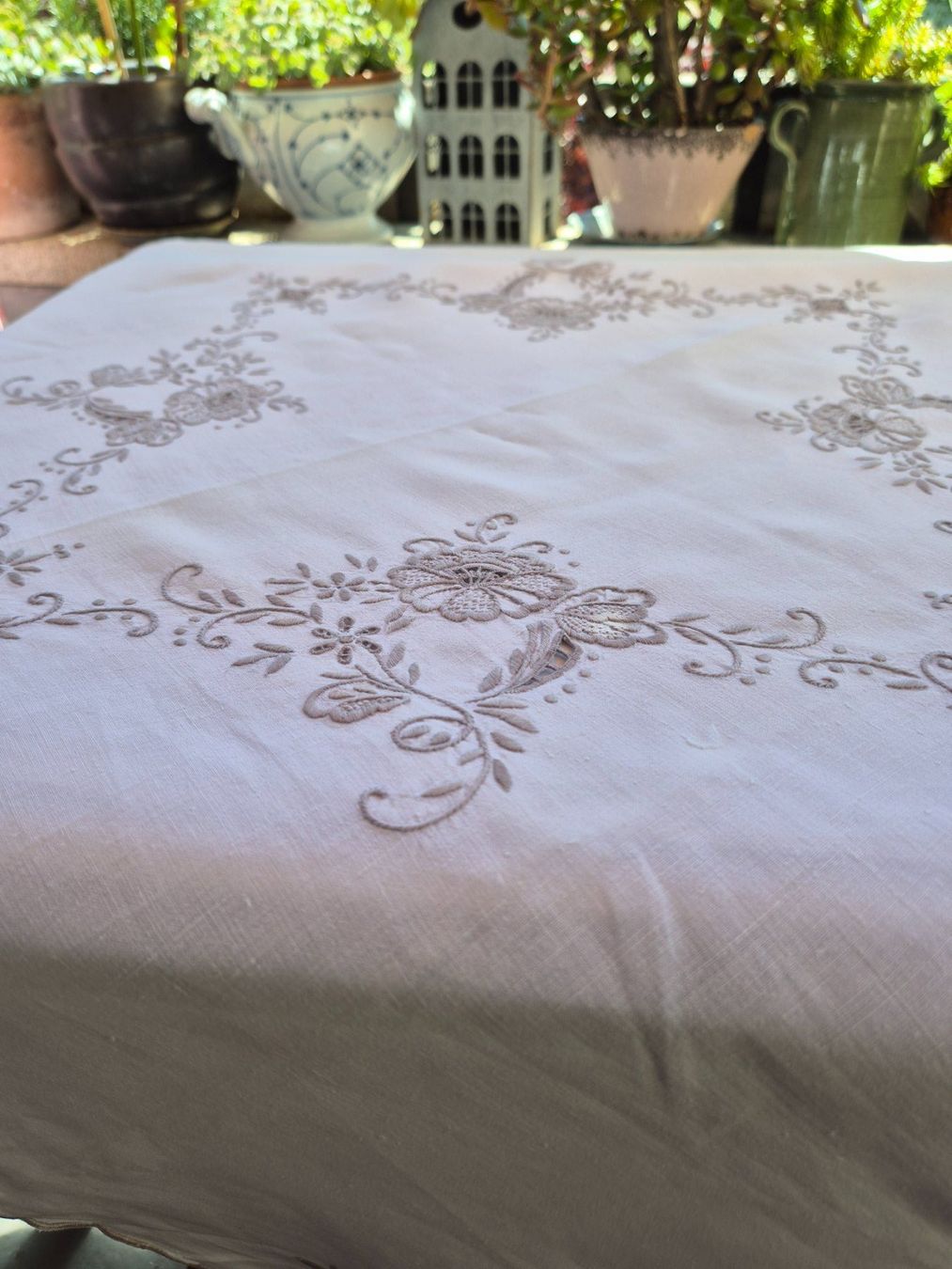 Altra biancheria da tavola: Handgestickte Tischdecke, Blumenmuster – Usato da Bern venduto da aronari 4