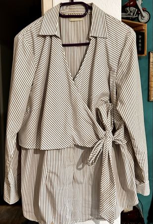 Camicia a righe con fiocco