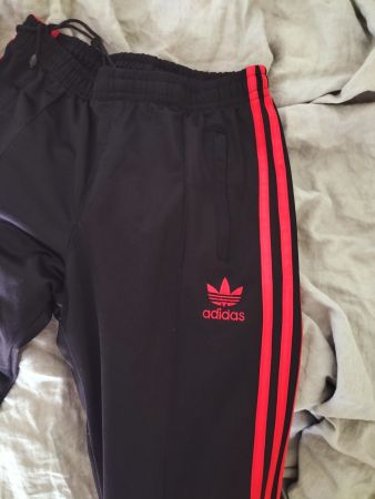 Adidas Trainingshose Schwarz-Rot Streifen Trainer