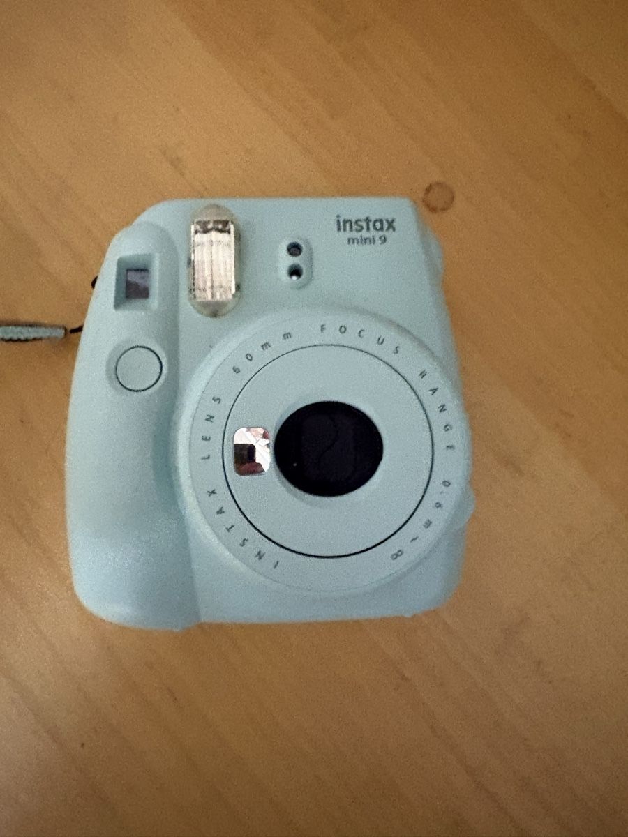 Polaroid Kamera: Fujifilm Instax Mini 9 hellblau gebraucht – Gebraucht aus Basel von len_k98f