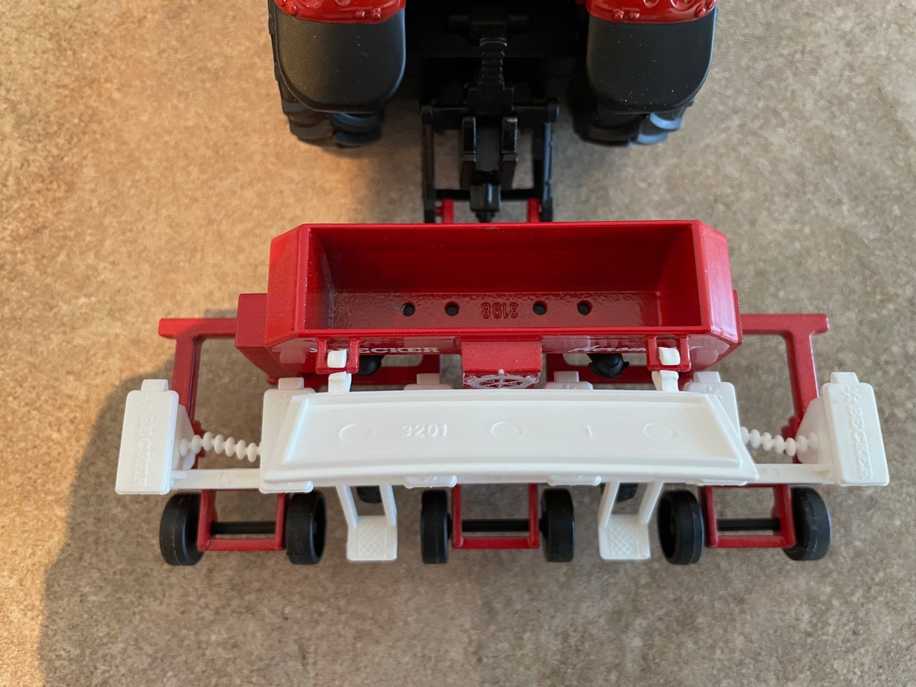 Massey Ferguson Trattori: SIKU Massey Ferguson mit Einzelkornsämaschine – Nuovo e nell'imballaggio originale da Kreuzlingen venduto da Stefan1150 4