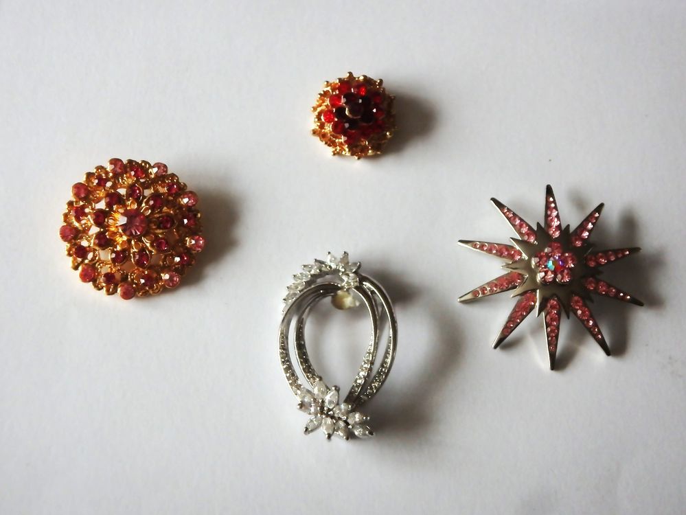 GTYHH 4 Broschen Set - Inspirierende Buchstaben Broschen Mit Positiven Sprüchen