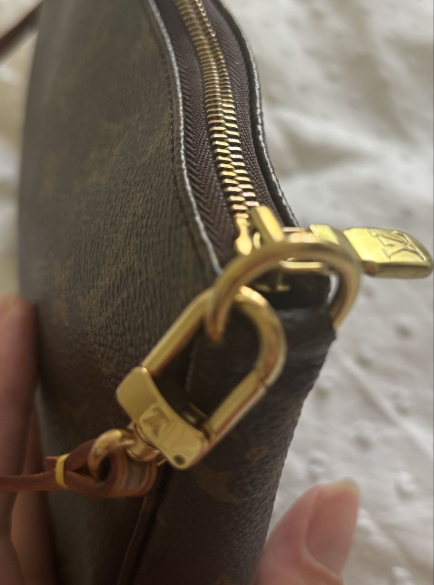 Louis Vuitton Sacs femmes: Vintage Louis Vuitton Pochette Accessoires Monogram – D'occasion à Reinach BL par jhe_8rdg 4