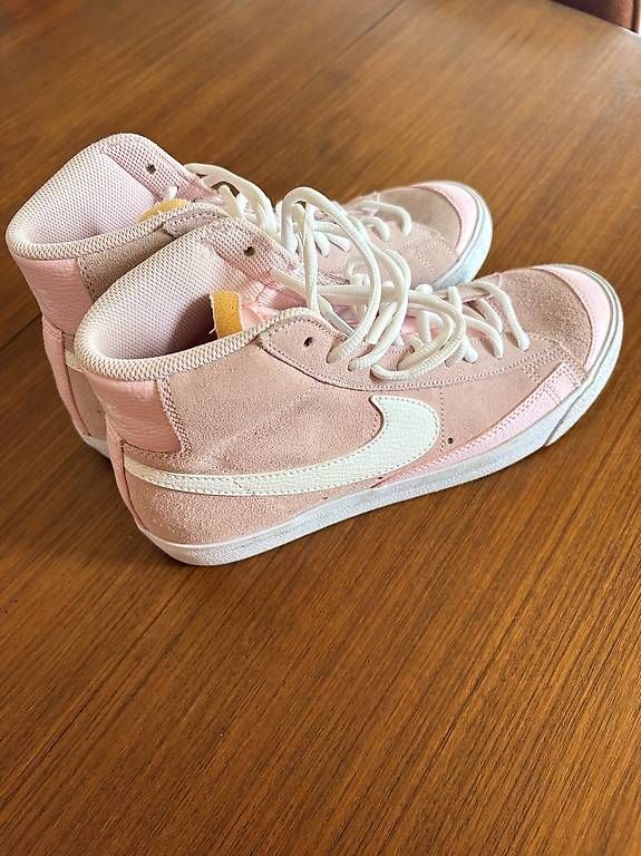 Chaussures femmes: Baskets montantes Nike rose. – D'occasion à Chardonne par any_yq5q 1