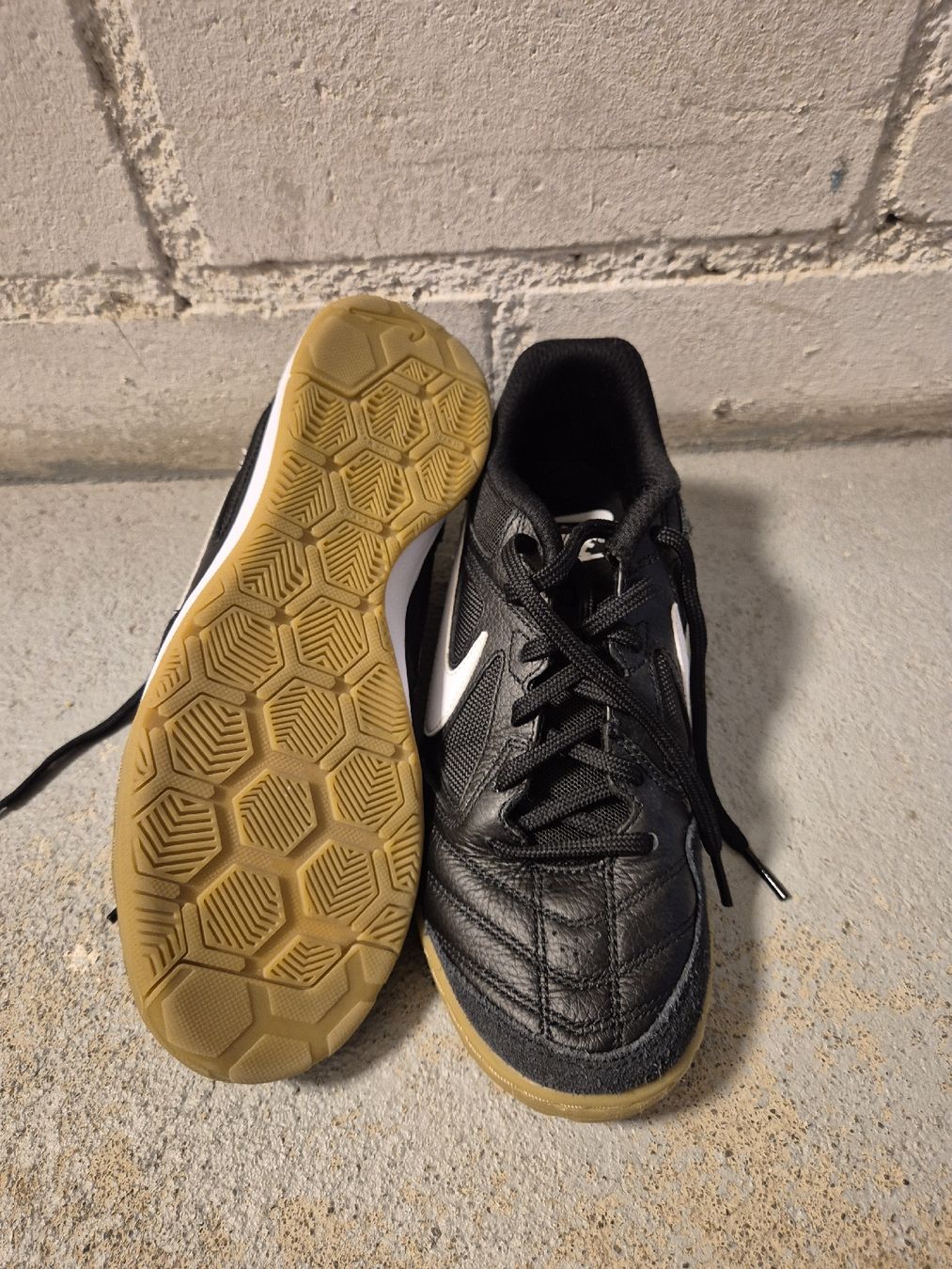 Nike Chaussures garçon: Hallenschuhe – D'occasion à Oberkulm par Heckenrose20