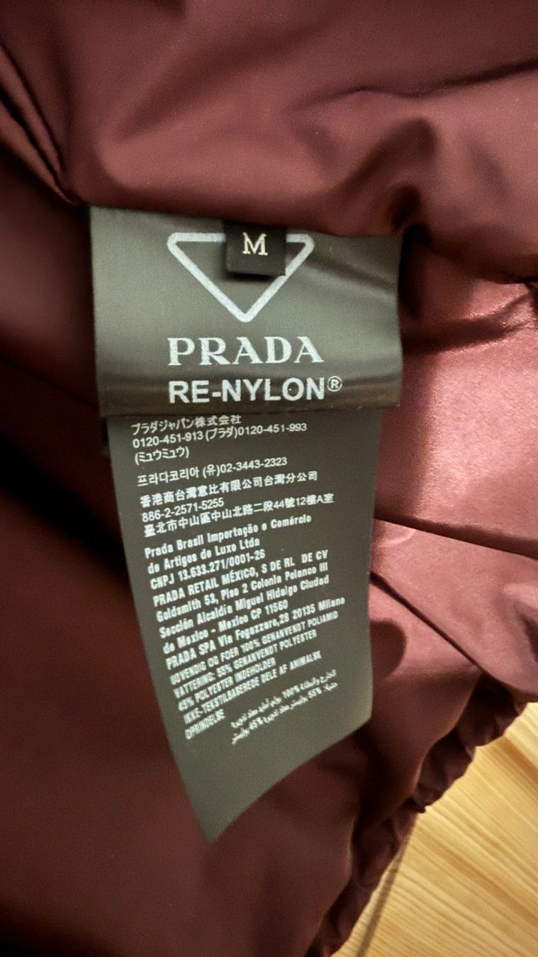Prada Giacche: Prada Giubbotto Re-Nylon Piuma Bordeaux Gr. M – Usato da Laupen ZH venduto da ale2k7 2