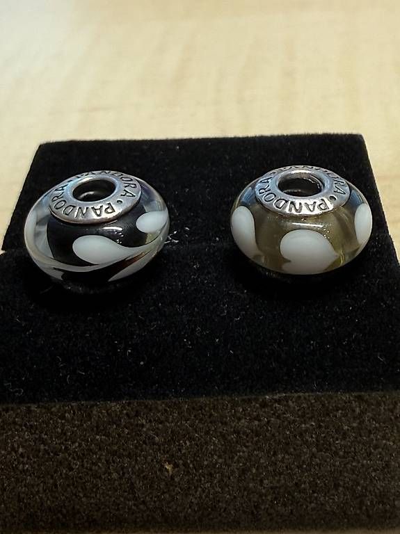 Pendentifs: Pandora-Charms Black and White Swirl & Ice Love White Hearts – D'occasion à Zürich par zai_wnt2