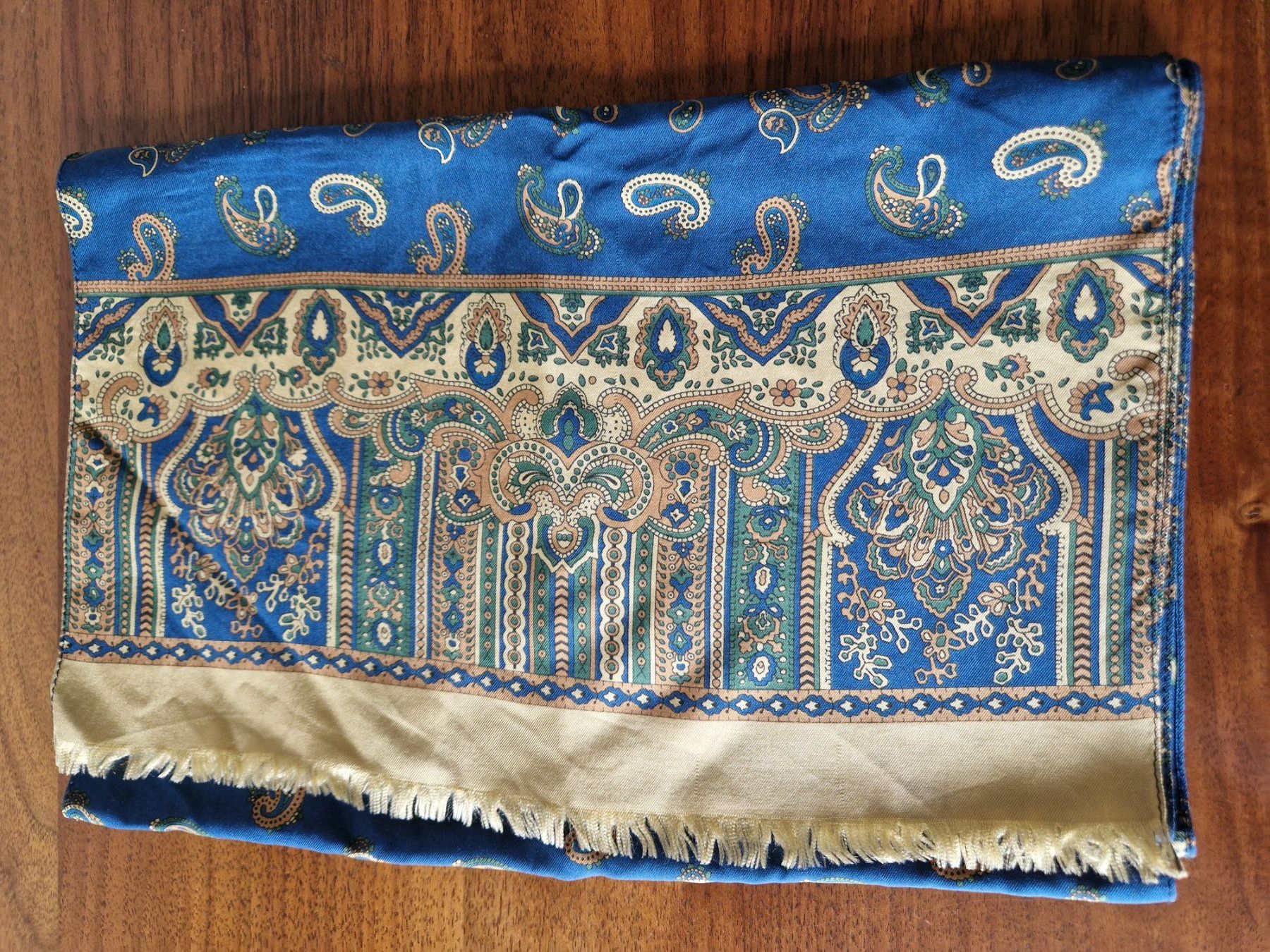 Sciarpe: Seidenschal blau mit Paisleymuster – Usato da Bern venduto da Antikbatik 6