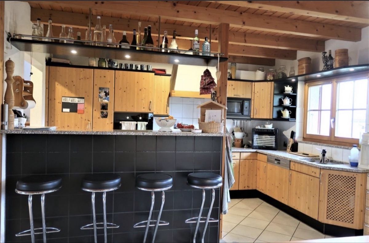 Cucine complete: Küche (Holzfronten mit Granitabdeckung und Bar) – Usato da Langenthal venduto da schneeberger-16