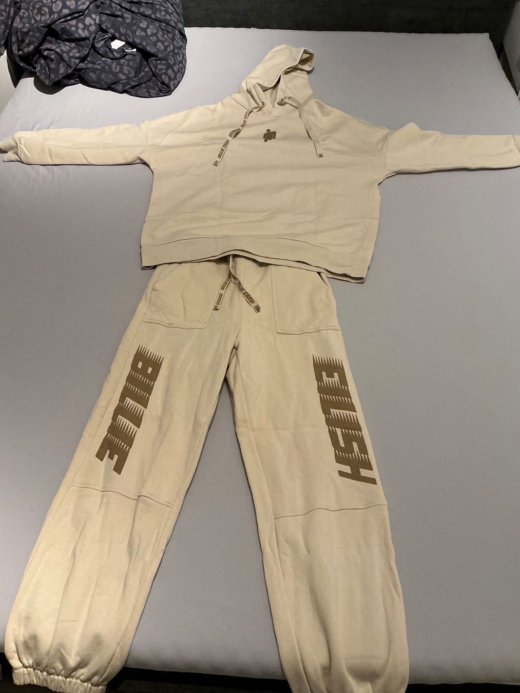 Completi & Tailleur: Billie Eilish Trainingsanzug beige Gr.S/M – Usato da Würenlos venduto da Starceve 3