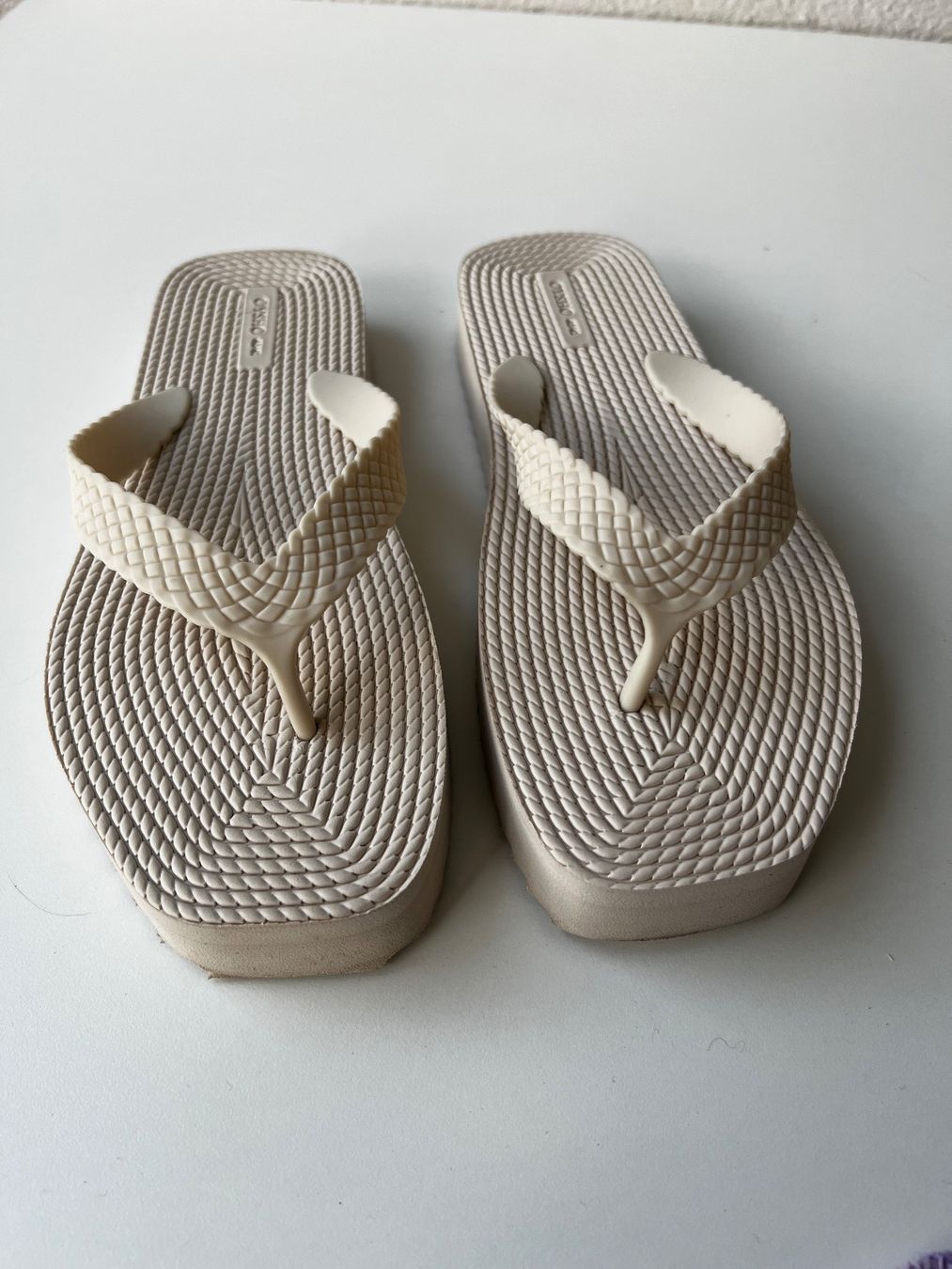 Oysho Scarpe da donna: Oysho Flip Flops ecru Gr. 41 – Usato da Aarau venduto da Obdulia