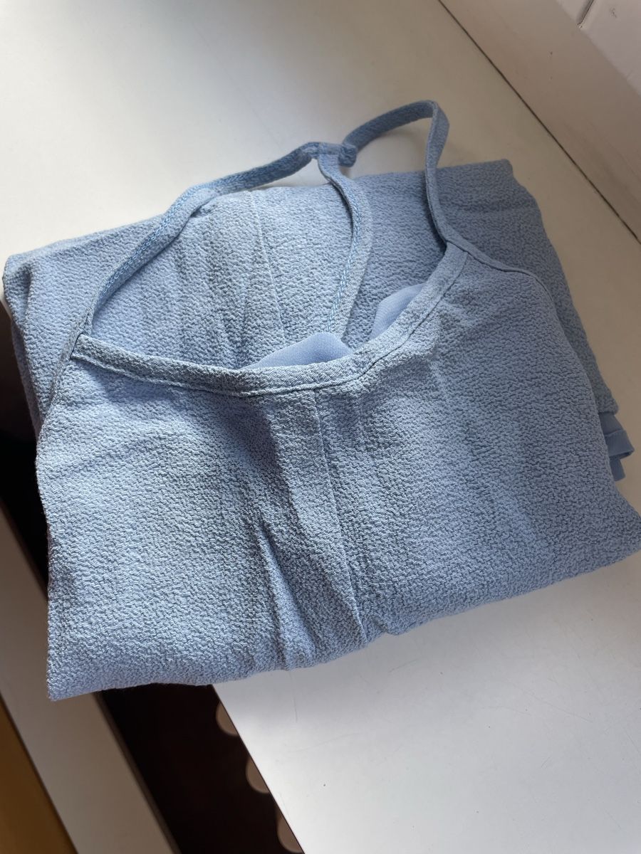 Top: Hellblaues Top mit offenem Rückenausschnitt, onesize – Nuovo (secondo la descrizione) da Zürich venduto da Carlajimena 1