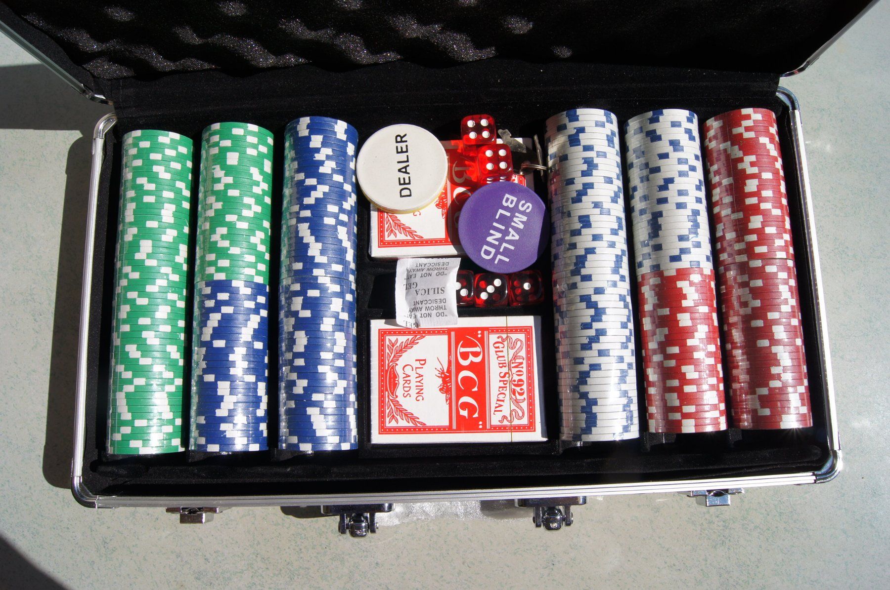 Giochi: Casino Style Poker Set – Nuovo e nell'imballaggio originale da Bözen venduto da Henry101 4