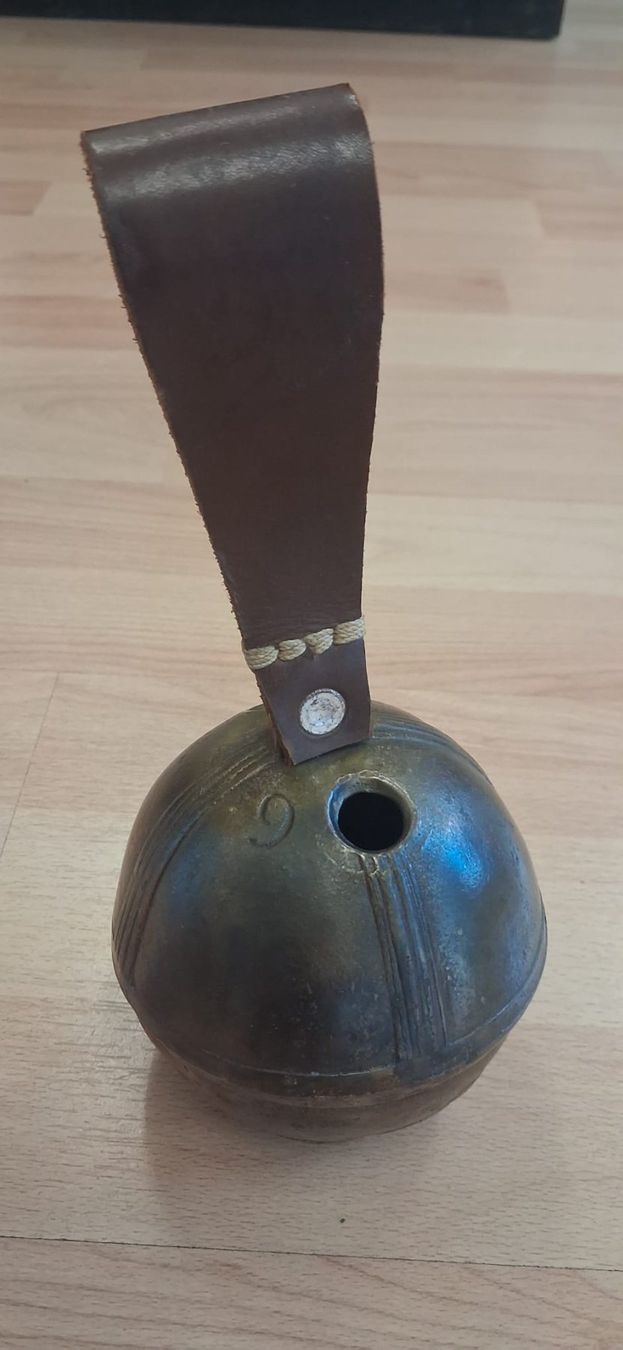 Campanacci mucche: Bauglocke mit Lederriemen – Usato da Sonceboz-Sombeval venduto da ant_cd5j 1