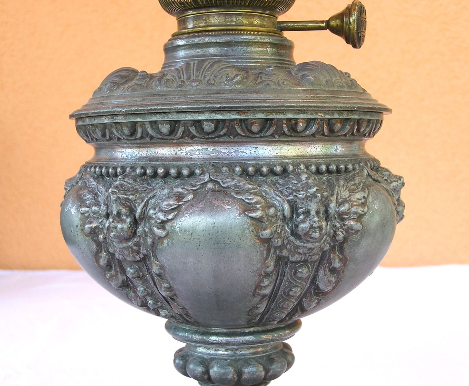 Lampade: GROSSE ANTIKE PETROLEUM LAMPE PETROLLAMPE – Usato da Grenchen venduto da Antique-hunter 2