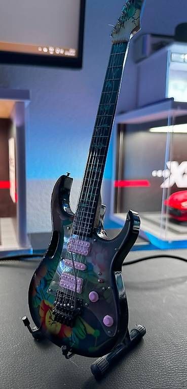 Kit di modellismo & Modellini statici: Model / Mini Gitarre im Stil einer Ibanez RG / JEM – Usato da Oberglatt ZH venduto da Chrisbee