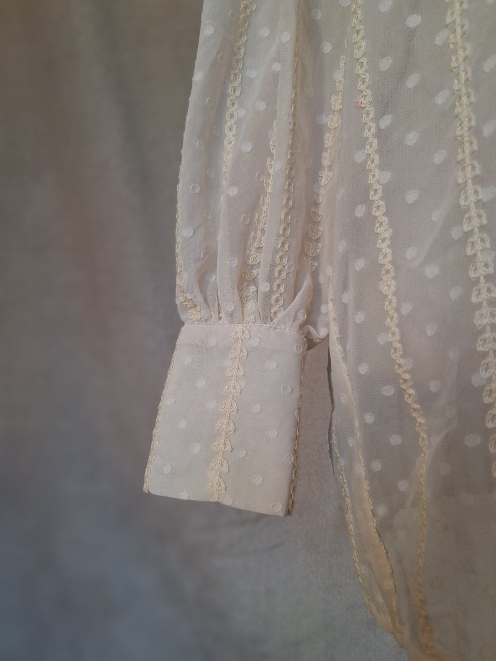 Blusen: Verspielte Bluse eierschale mit Punktemuster Gr. M – Gebraucht aus Ried-Brig von Zzyzx 3