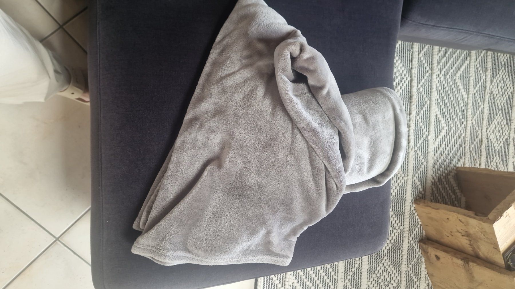 Conforama Coperte: 2 Kuscheldecken grau – Usato da Falera venduto da Fudax 2