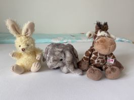 Drei Stofftiere: zwei Hasen, eine Giraffe von Nici