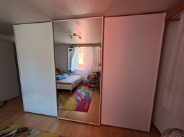 Grosser Kleiderschrank mit 3 Schiebetüren inkl. Spiegel