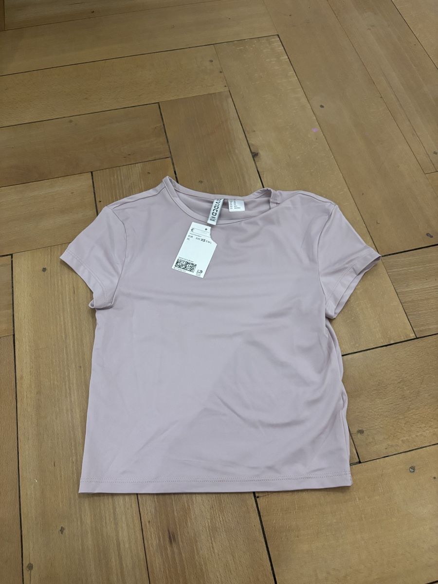 H&M Camicette, T-shirt & Top: Brand new basic t shirt with tag still on – Usato da Urdorf venduto da rob_c5wf