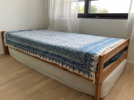 Einzelbett mit Matratze und integriertem Holz-Lattenrost