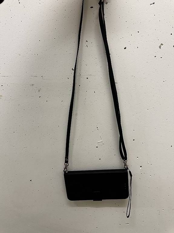 Cover & Protezioni schermo: Handyhülle mit Band Iphone 14 pro max schwarz – Usato da Lenzburg venduto da kat_7zxy