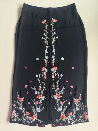 Neuer schwarzer Midirock mit Blumenstickerei, Größe EU 40