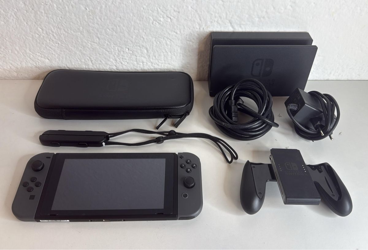 Nintendo Konsolen: Nintendo Switch Console - with a screen protector! – Gebraucht aus Ehrendingen von bubulence